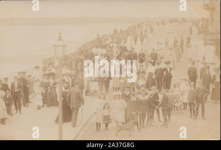 Jahrgang des frühen 20. Jahrhunderts photographische Postkarte zeigt eine große Gruppe von Menschen an einer britischen Lage direkt am Meer. Stockfoto