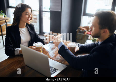 Nette Junge zu erfüllen. zwei attraktive Partner Begrüßung im Cafe, Danke. Bis schließen Foto Stockfoto