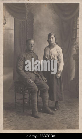 Vintage Burslem Fotostudio Portrait Postkarte zeigt eine Britische WW1 Soldaten und seiner Frau/Freundin oder Schwester. Stockfoto