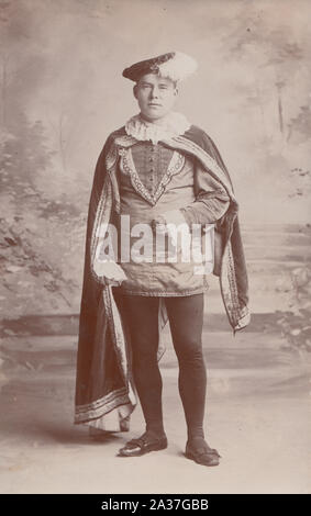 Jahrgang des frühen 20. Jahrhunderts photographische Postkarte zeigt ein Mann gekleidet in ein theatralisches Kostüm Stockfoto