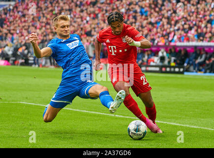 München, Deutschland. 05 Okt, 2019. Serge GNABRY, FCB 22 konkurrieren um die Kugel, Bekämpfung, Duell, Kopfzeile, Zweikampf, Action, Kampf gegen Stefan Posch, Hoff 38 FC BAYERN MÜNCHEN - TSG 1899 Hoffenheim 1-2-DFL-Bestimmungen verbieten die Verwendung von Fotografien als BILDSEQUENZEN und/oder quasi-VIDEO - 1. Deutsche Fussball Liga, München, Oktober 05, 2019 Saison 2019/2020, Spieltag 07, FCB, München, Quelle: Peter Schatz/Alamy leben Nachrichten Stockfoto