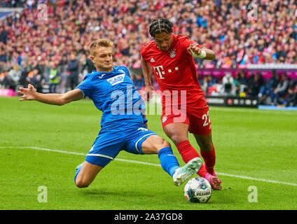 München, Deutschland. 05 Okt, 2019. Serge GNABRY, FCB 22 konkurrieren um die Kugel, Bekämpfung, Duell, Kopfzeile, Zweikampf, Action, Kampf gegen Stefan Posch, Hoff 38 FC BAYERN MÜNCHEN - TSG 1899 Hoffenheim 1-2-DFL-Bestimmungen verbieten die Verwendung von Fotografien als BILDSEQUENZEN und/oder quasi-VIDEO - 1. Deutsche Fussball Liga, München, Oktober 05, 2019 Saison 2019/2020, Spieltag 07, FCB, München, Quelle: Peter Schatz/Alamy leben Nachrichten Stockfoto