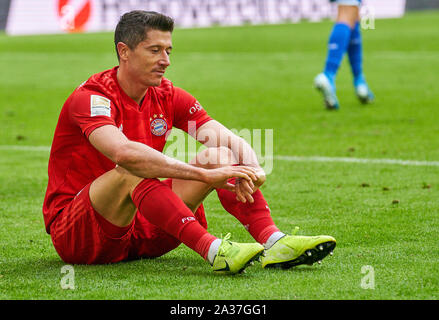 München, Deutschland. 05 Okt, 2019. Robert Lewandowski, FCB 9 traurig, enttäuscht, wütend, Emotionen, Enttäuschung, Frustration, Frustration, Traurigkeit, Verzweiflung, Hoffnungslosigkeit, FC BAYERN MÜNCHEN - TSG 1899 Hoffenheim 1-2-DFL-Bestimmungen verbieten die Verwendung von Fotografien als BILDSEQUENZEN und/oder quasi-VIDEO - 1. Deutsche Fussball Liga, München, Oktober 05, 2019 Saison 2019/2020, Spieltag 07, FCB, München, Quelle: Peter Schatz/Alamy leben Nachrichten Stockfoto