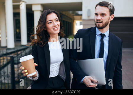 Lächelnd business Mann und Frau wandern, sich erholend während der Kaffeepause. Lifestyle, Freizeit, Freizeit Stockfoto