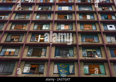 Sao Paulo, Brasilien - 12. Dezember 2015: Slum Gebäude in Sao Paulo downtown; viele alte verlassene Gebäude sind von armen Familien und Obdachlose Stockfoto