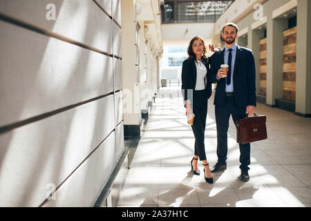 Elegantes Paar mit Kaffee zum Mitnehmen in die Kamera schaut, Kopieren, Freizeit, Hobby, Freizeit Stockfoto