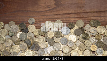 Hintergrund mit Metall Münzen auf den Tisch verstreut Stockfoto