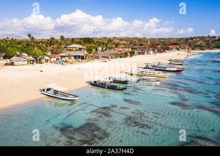 Lembongan, Indonesien - 3. August 2019: Tauchen Boot vor Anker gegangen sind die weißen Sandstrand von Nusa Lembongan Bali in Indonesien Stockfoto