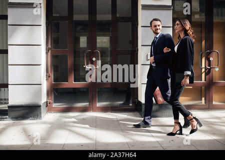 Family Business, junges Paar Geschäft beginnt, volle Länge Seitenansicht Foto. Mann und Frau zum Ziel hetzen Stockfoto