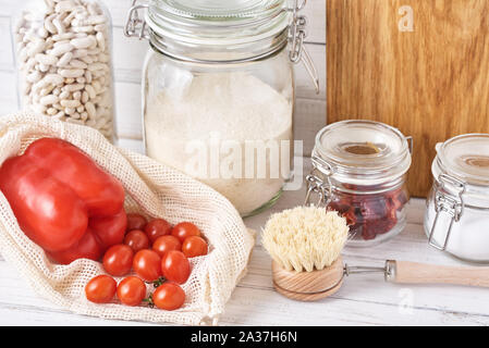 Küchengeräte Hintergrund mit Schneidebrett und wiederverwendbaren Behälter mit Lebensmittelzutaten. Null Abfall Konzept Stockfoto