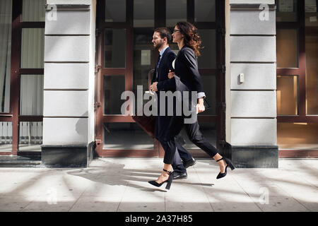 Positive gut aussehende Leute in Mode passt zu Fuß auf der Straße, volle Länge Seitenansicht Foto. Job, Beruf, Beruf. Stockfoto