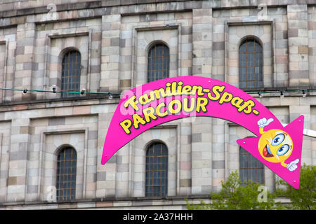 NÜRNBERG - Detail von Hitlers NSDAP Congress Hall mit einem Zeichen der reichen Park vor Stockfoto