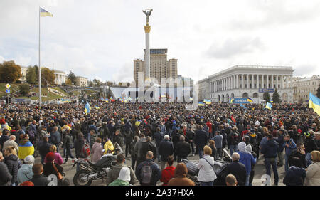 Kiew, Ukraine. 6. Okt, 2019. Menschen nehmen an einer Kundgebung gegen die Genehmigung des 'Steinmeier Formel', auf dem Platz der Unabhängigkeit in Kiew, Ukraine, am 6. Oktober 2019. Mitglieder der Trilateralen Gruppe (TGC) für die Ukraine zu einem Friedensprozess als so genannte Steinmeier Formel, mit lokalen Wahlen im Osten des Landes bekannt und die Reihenfolge der Inkrafttreten des Gesetzes über die besonderen Status Genehmigt, angeblich durch die Medien. Credit: Serg Glovny/ZUMA Draht/Alamy leben Nachrichten Stockfoto