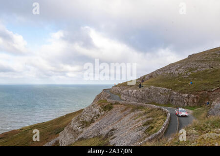 Llandudno, Wales, UK. 6. Okt 2019. Great Orme stage off aufgerufen wurde da rauhe Witterung das Team von Tauchern aus Sicherheitsgründen notwendig bedeuten kann nicht nah genug an der Bühne erhalten, die Autos fuhren eine Parade runde Credit: Jason Richardson/Alamy leben Nachrichten Stockfoto