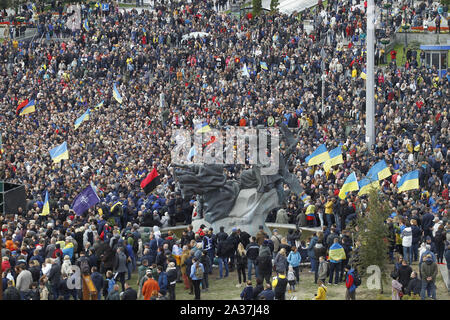 Kiew, Ukraine. 6. Okt, 2019. Menschen nehmen an einer Kundgebung gegen die Genehmigung des 'Steinmeier Formel', auf dem Platz der Unabhängigkeit in Kiew, Ukraine, am 6. Oktober 2019. Mitglieder der Trilateralen Gruppe (TGC) für die Ukraine zu einem Friedensprozess als so genannte Steinmeier Formel, mit lokalen Wahlen im Osten des Landes bekannt und die Reihenfolge der Inkrafttreten des Gesetzes über die besonderen Status Genehmigt, angeblich durch die Medien. Credit: Serg Glovny/ZUMA Draht/Alamy leben Nachrichten Stockfoto