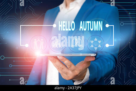 Text Zeichen angezeigt Hallo Herbst. Business Foto Text Es ist die Saison nach dem Sommer, wenn die Blätter von den Bäumen männlichen menschlichen Verschleiß formale Arbeit Anzug presen fallen Stockfoto