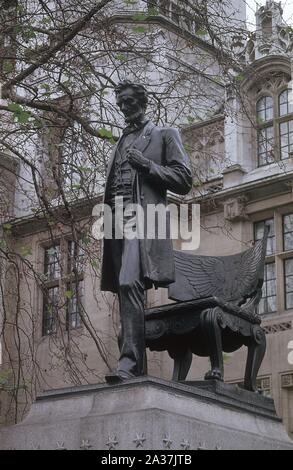 ESTATUA DE ABRAHAM LINCOLN - FRENTE AL PARLAMENTO. Thema: SAN GAUDEN AUGUST. Lage: an der Außenseite. LONDON. ENGLAND. Stockfoto