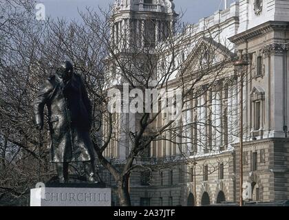 ESTATUA DE CHURCHILL-1973 - FRENTE AL PARLAMENTO. Autor: IVOR ROBERT JONES. Lage: an der Außenseite. LONDON. ENGLAND. Stockfoto