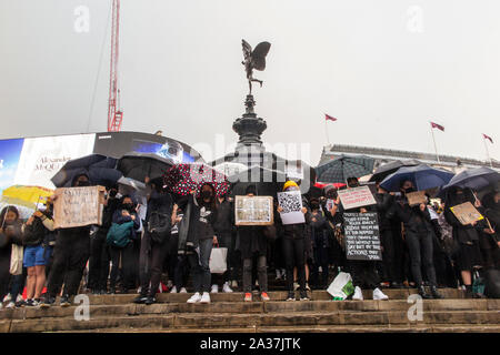 Demonstranten stehen im strömenden Regen für die kostenlose Hong Kong Protest der Studenten, Piccadilly Circus, London, 1. Oktober 2019 Stockfoto