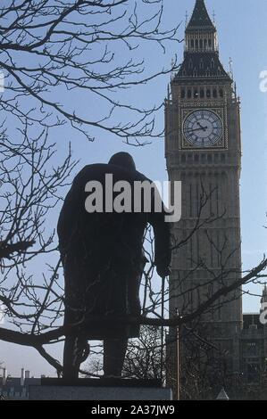 ESTATUA DE CHURCHILL-1973 - FRENTE AL PARLAMENTO. Autor: IVOR ROBERT JONES. Lage: an der Außenseite. LONDON. ENGLAND. Stockfoto