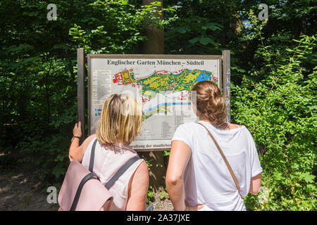 Deutschland Bayern Munchen Englischen Garten Park Eisbach