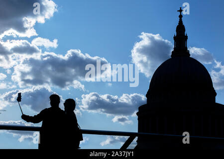 Touristen nehmen eine selfie mit einem selfie Stick von St Paul's Cathedral und die Skyline von London Stockfoto