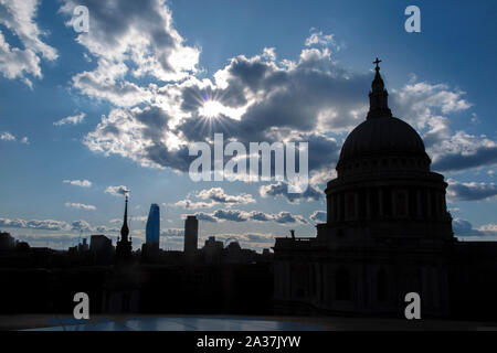 St Paul's Cathedral und die Skyline von London Stockfoto