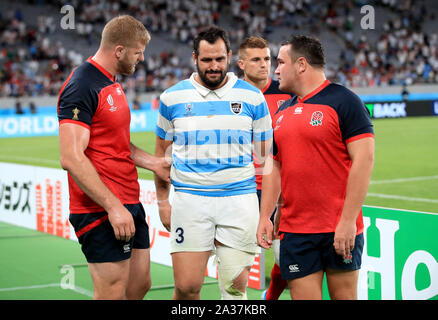 Argentiniens Juan Figallo (Mitte) und der Engländer George Kruis (links) und Jamie George nach dem 2019 Rugby World Cup Pool C Match in Tokyo im Stadion. Stockfoto