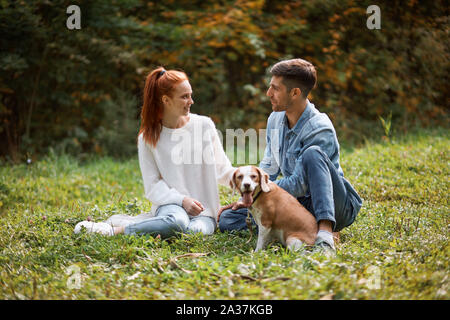 Junge romantische Paare genießen die Zeit an der frischen Luft, verliebter Personen, Unternehmen, Datum, volle Länge Foto Stockfoto