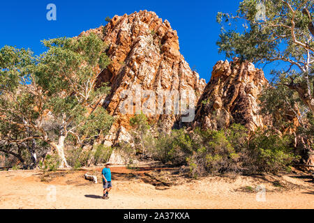 Eine männliche Touristen Jessie Lücke im Osten MacDonnell Ranges, östlich von Alice Springs im Zentrum von Australien. Stockfoto
