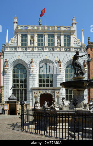 Der Artushof mit Neptun Brunnen an der Lange Markt in Danzig - Polen. Stockfoto