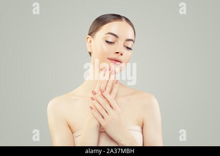 Schöne Frau mit perfekten Maniküre. Trendfarbe Nägel an Händen Stockfoto