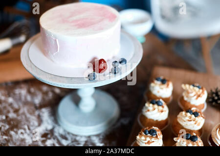 Lecker rosa Keks- und Beeren auf der Platte. close up Foto, Stockfoto