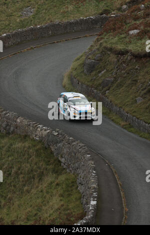 Estlands Roland Poom und Ken Jarveoja in einem Ford Fiesta R2 bei Tag vier der Wales Rally GB. Stockfoto