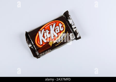 04 Oktober 2019 NY USA: Neues Kit Kat dunkle Schokolade von Nestle auf weißem Hintergrund Stockfoto