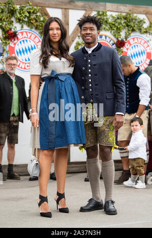 München, Deutschland. 06 Okt, 2019. David Alaba und seine schwangere Freundin Shalimar Heppner, der Käfer Zelt auf dem Oktoberfest auf der Theresienwiese. Spieler, Trainer und Manager des Fußball-Erstligisten FC Bayern traditionell besuchen Sie die Käfer Zelt zusammen einmal während des Oktoberfestes. Quelle: dpa Picture alliance/Alamy leben Nachrichten Stockfoto