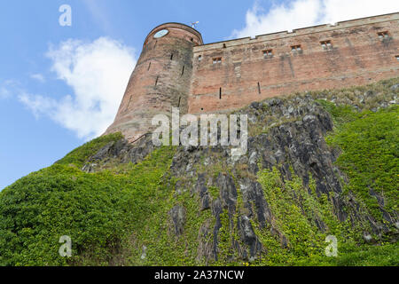 Die steilen Wände denfensive Bamburgh Castle in Northumberland, Großbritannien Stockfoto