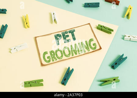 Schreiben Hinweis Übersicht Pet Grooming. Business Konzept für hygienische Versorgung und verbessern das Aussehen der Haustiere Farbige clothespin Papier Mahnung mit Stockfoto