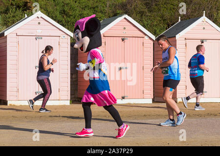 Bournemouth, Dorset, Großbritannien. 6. Okt 2019. Menschenmassen strömen in Bournemouth für den zweiten Tag des Bournemouth Marathon Festival auf und unterstützen die Teilnehmer des Marathon und Halbmarathon auf einem sonnigen breezy Tag zum Jubeln. Credit: Carolyn Jenkins/Alamy leben Nachrichten Stockfoto