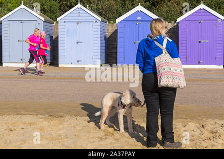 Bournemouth, Dorset, Großbritannien. 6. Okt 2019. Menschenmassen strömen in Bournemouth für den zweiten Tag des Bournemouth Marathon Festival auf und unterstützen die Teilnehmer des Marathon und Halbmarathon auf einem sonnigen breezy Tag zum Jubeln. Credit: Carolyn Jenkins/Alamy leben Nachrichten Stockfoto