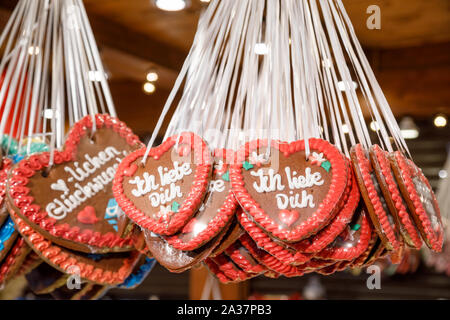 Bündel von traditionellen Lebkuchenherz Lebkuchenherzen mit "ich liebe Dich" Inschrift in deutscher Sprache am Weihnachtsmarkt (Christkindlmarkt) zentral in Berlin Stockfoto