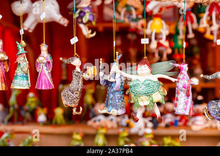 Verschiedene fairytale Charakter collectible Christbaumkugeln zum Verkauf am Weihnachtsmarkt (Christkindlmarkt) im Zentrum von Berlin ausgeht, Deutschland Stockfoto