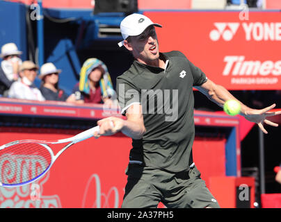 Oktober 5, 2019, Tokio, Japan - Johannes Millman von Australien gibt den Ball gegen Reilly Opelka der Vereinigten Staaten während des im Halbfinale der Rakuten Japan Open Tennis Championships am Ariake Colosseum in Tokio am Samstag, 5. Oktober 2019. Millman besiegt Opelka 6-3, 7-6. (Foto von Yoshio Tsunoda/LBA) Stockfoto