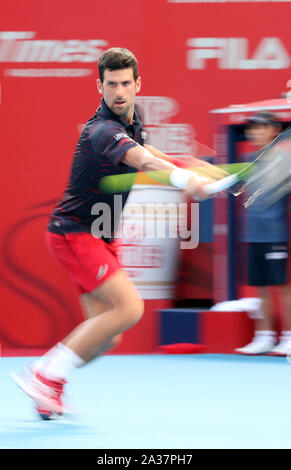 Oktober 5, 2019, Tokio, Japan - Novak Djokovic aus Serbien liefert den Ball gegen David Goffin Belgien während im Halbfinale der Rakuten Japan Open Tennis Championships am Ariake Colosseum in Tokio am Samstag, 5. Oktober 2019. Djokovic besiegt Goffin 6-3, 6-4. (Foto von Yoshio Tsunoda/LBA) Stockfoto