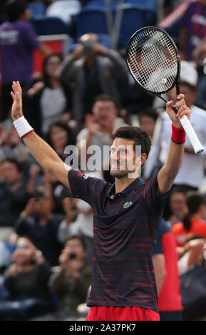 Tokio, Japan. 6. Okt, 2019. Novak Djokovic aus Serbien reagiert auf Publikum, wie er besiegt John millman von Australien während der Endrunde der Rakuten Japan Open Tennis Championships am Ariake Colosseum in Tokio am Sonntag, 6. Oktober 2019. Djokovic besiegt Millman 6-3, 6-2. Credit: Yoshio Tsunoda/LBA/Alamy leben Nachrichten Stockfoto