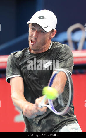 Tokio, Japan. 6. Okt, 2019. John millman von Australien gibt den Ball gegen Novak Djokovic aus Serbien während der Endrunde der Rakuten Japan Open Tennis Championships am Ariake Colosseum in Tokio am Sonntag, 6. Oktober 2019. Djokovic besiegt Millman 6-3, 6-2. Credit: Yoshio Tsunoda/LBA/Alamy leben Nachrichten Stockfoto