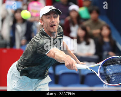 Tokio, Japan. 6. Okt, 2019. John millman von Australien gibt den Ball gegen Novak Djokovic aus Serbien während der Endrunde der Rakuten Japan Open Tennis Championships am Ariake Colosseum in Tokio am Sonntag, 6. Oktober 2019. Djokovic besiegt Millman 6-3, 6-2. Credit: Yoshio Tsunoda/LBA/Alamy leben Nachrichten Stockfoto