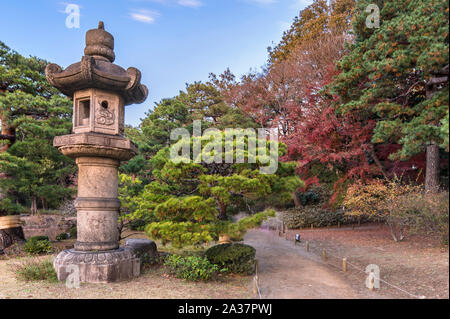 Stein Kasuga Laterne im Herbst im rikugien Park von bunkyo Bezirk, nördlich von Tokio. Stockfoto