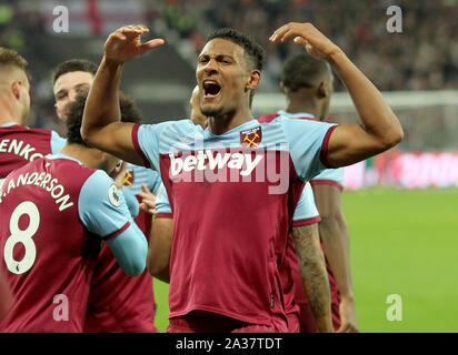 London, Großbritannien. 6. Oktober 2019. Sebastian Haller feiert nach dem Scoring für West Ham United in der Premier League Match zwischen West Ham United und Crystal Palace in London Stadion, London, UK gespielt. Bild von: Jason Mitchell/Alamy Live News englische Premier und Football League Bilder nur in einem redaktionellen Kontext verwendet werden, werden die Bilder nicht erlaubt auf der anderen Website veröffentlicht werden, es sei denn, eine Lizenz von DataCo Ltd +44 207 864 9121 erlangt wurde. Credit: Headlinephoto Limited/Alamy leben Nachrichten Stockfoto