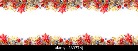 Weihnachten banner Komposition. Bunte Grenze Hintergrund mit grünen Xmas Tree Zweig, Stechpalme Beeren, roten und blauen Kugeln und goldenen Sternen auf whi isoliert Stockfoto